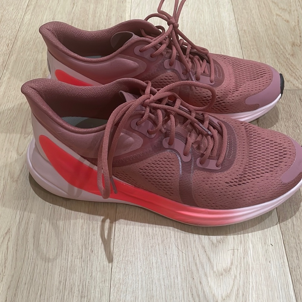 Lulu Lemon bliss feel shoes